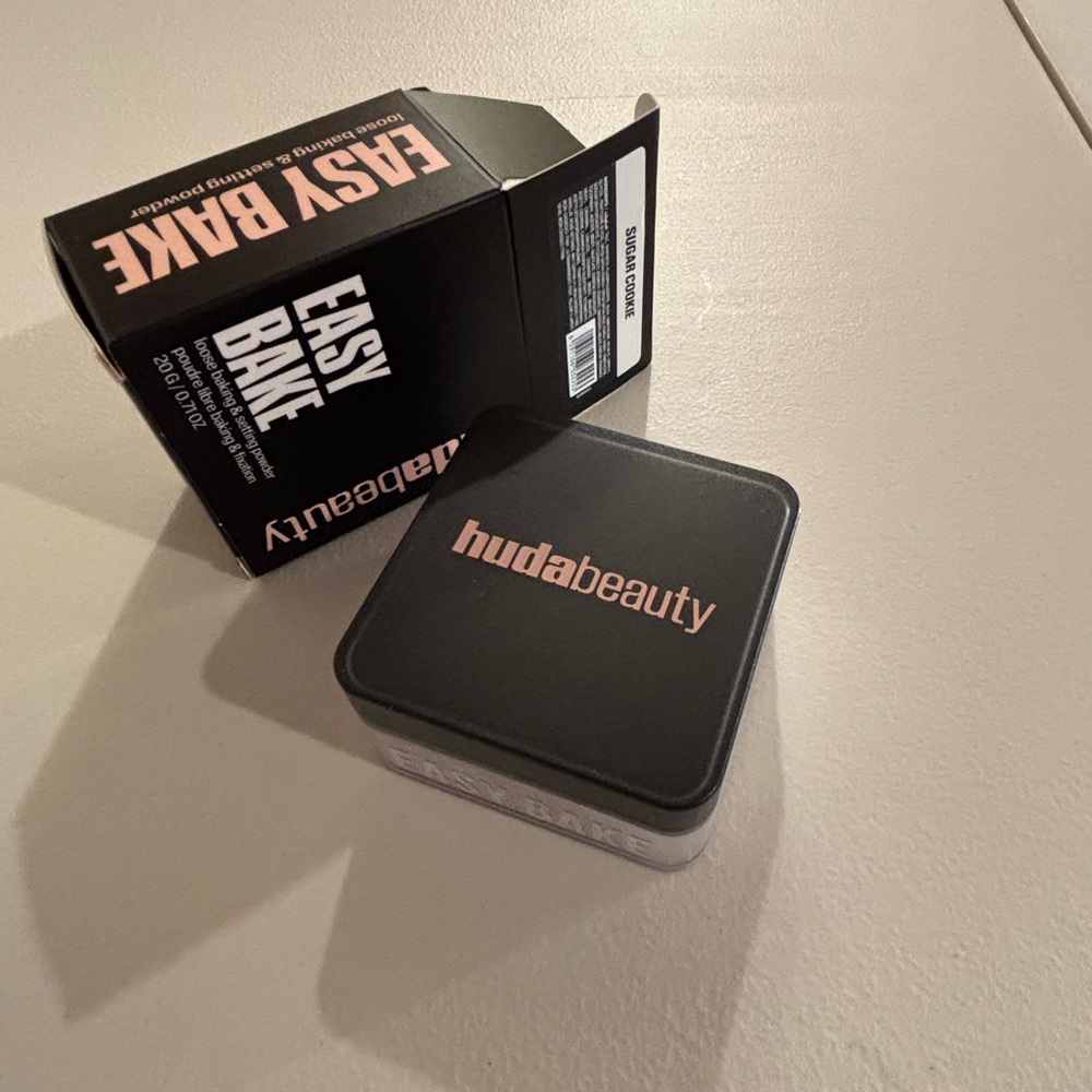 HUDA BEAUTY Easy Bake Loose Powder - Black and Pink - Picture 7 of 9